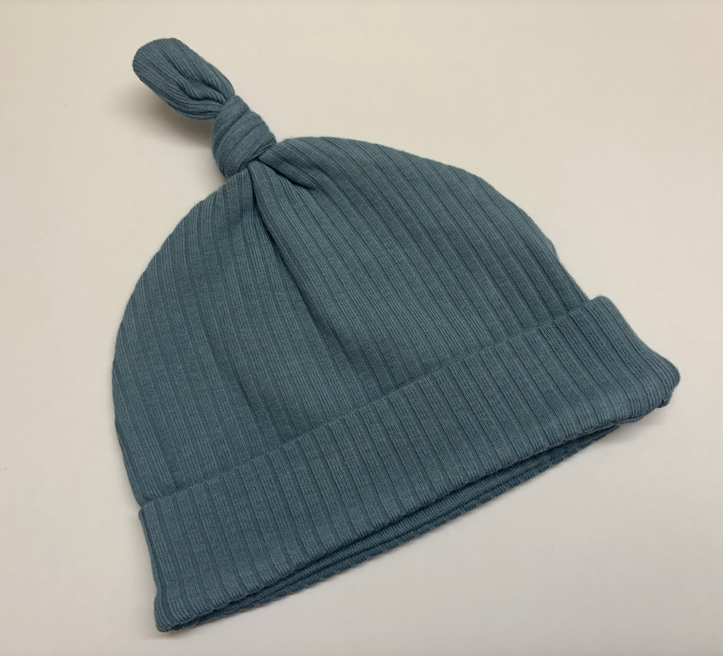 Dusky Blue ribbed knot hat